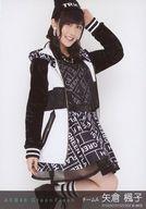 【中古】生写真(AKB48・SKE48)/アイドル/AKB48 矢倉楓子/膝上・右足上げ・左手上げ/AKB48 個別生写真「Green Flash」