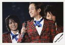 【中古】生写真(ジャニーズ)/アイドル/Hey Say JUMP Hey Say JUMP/伊野尾慧 八乙女光 岡本圭人/横型 ライブフォト バストアップ 衣装赤.黒.青 チェック柄 手前八乙女 右手マイク.目線左 背後に伊野尾と岡本/公式生写真