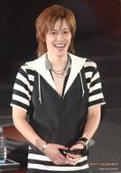 【中古】生写真(ジャニーズ)/アイドル/FLAT FIVE FLOWERS FLAT FIVE FLOWERS/石垣大祐/ライブフォト・上半身・衣装白.黒・ボーダー柄・両手マイク下・口開け・目線右・枠無し/渋谷すばる with FiVe LIVE 2008 FLAT FIVE FLOWERS