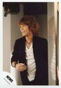 【中古】生写真(ジャニーズ)/アイドル/NEWS NEWS/手越祐也/膝上・衣装黒・白・右手腹前・左向き・笑顔/公式生写真