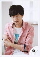 【中古】生写真(ジャニーズ)/アイドル/ジャニーズJr. ジャニーズJr./林翔太/上半身・衣装ピンク白・体の横で両手組み・体正面/17春 ジャニーズJr.「ジャニーズ銀座 2017」グッズ撮影オフショット/公式生写真