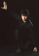 【中古】生写真(男性)/俳優 竹村仁志(土井半助)/全身・しゃがみ・衣装黒・右手上げ・目線右・背景黒・キャラクターショット/「ミュージカル 忍たま乱太郎 第8弾 再演 がんばれ五年生!技あり、術あり、初忍務!!」トレーディングブロマイド