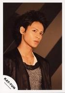 【中古】生写真(ジャニーズ)/アイドル/KAT-TUN KAT-TUN/上田竜也/バストアップ・衣装黒.白・メッシュ・体右向き・首かしげ/公式生写真(3)