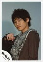 【中古】生写真(ジャニーズ)/アイドル/Kis-My-Ft2 Kis-My-Ft2/二階堂高嗣/バストアップ・衣装茶.白.黒・ストール・右手曲げ・体左向き・背景グレー/公式生写真