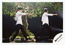 【中古】生写真(ジャニーズ)/アイドル/関ジャニ∞ 関ジャニ∞/横山裕・大倉忠義/横型・全身・衣装白黒・右手前・目線右・背景木/公式生写真