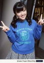 【中古】生写真(ハロプロ)/アイドル/モーニング娘。 モーニング娘。/鈴木香音/膝上・衣装青・パーカー・両手ピース・首傾げ/公式生写真