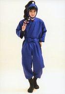 【中古】生写真(男性)/俳優 山木透(久々知兵助)/全身・衣装青・右手花・背景白・キャラクターショット/「ミュージカル 忍たま乱太郎 第8弾 再演 がんばれ五年生!技あり、術あり、初忍務!!」ブロマイド第1弾