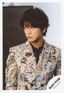 【中古】生写真(ジャニーズ)/アイドル/KAT-TUN KAT-TUN/亀梨和也/バストアップ・衣装カラフル・体正面/17夏 亀梨さん コンサートパンフ＆グッズ撮影オフショット/公式生写真