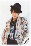 【中古】生写真(ジャニーズ)/アイドル/KAT-TUN KAT-TUN/亀梨和也/上半身・衣装帽子カラフル・体正面/17夏 亀梨さん コンサートパンフ＆グッズ撮影オフショット/公式生写真