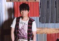 【中古】生写真(男性)/声優 岸尾だいすけ/横型・上半身・衣装白・やや左寄り・後ろトタン/声優イベント「王様ジャングル 第37回」ブロマイド