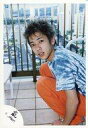 【中古】生写真(ジャニーズ)/アイドル/嵐 嵐/二宮和也/全身(足 体見切れ)・しゃがみ・Tシャツ青・ボトムス オレンジ・体左向き・目線正面・背景柵/公式生写真