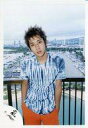 【中古】生写真(ジャニーズ)/アイドル/嵐 嵐/二宮和也/膝上・衣装青・白・オレンジ・ストライプ柄・両手ポケット・首かしげ・背景手すり/公式生写真