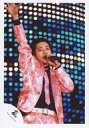 【中古】生写真(ジャニーズ)/アイドル/嵐 嵐/二宮和也/ライブフォト・上半身・衣装ピンク黒・右手上げ・左手マイク/公式生写真