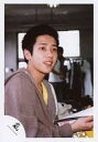 【中古】生写真(ジャニーズ)/アイドル/嵐 嵐/二宮和也/バストアップ・衣装グレー黄・体右向き・後ろに人/公式生写真