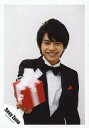 【中古】生写真(ジャニーズ)/アイドル/Sexy Zone SexyZone/佐藤勝利/上半身・衣装白黒・蝶ネクタイ・右手プレゼント/公式生写真