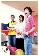【中古】生写真(ジャニーズ)/アイドル/ジャニーズ ジャニーズ/ジミー・長谷川純・生田斗真/膝上・ジミー衣装黄・長谷川衣装白・口すぼめ・生田衣装赤・口開け・体左向き・ボーリング/公式生写真