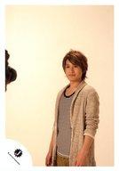 【中古】生写真(ジャニーズ)/アイドル/関西ジャニーズJr. 関西ジャニーズJr./浜中文一/上半身・衣装グレー白黒・ボーダー柄・体左向き・背景ベージュ/公式生写真