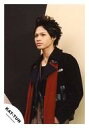 【中古】生写真(ジャニーズ)/アイドル/KAT-TUN KAT-TUN/上田竜也/上半身・衣装黒・ストール赤・茶・体左向き・目線やや左上・背景黒ベージュ/公式生写真