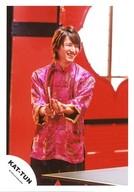 【中古】生写真(ジャニーズ)/アイドル/KAT-TUN KAT-TUN/田口淳之介/膝上・衣装ピンク・右手ラケット・左手ピンポン球・顔右向き・笑顔..