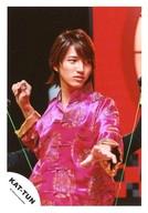 【中古】生写真(ジャニーズ)/アイドル/KAT-TUN KAT-TUN/田口淳之介/上半身・衣装ピンク・右手上げ・左手前・目線右・背景赤黒/「熱くなれ」PV写撮影/公式生写真
