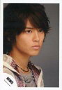 【中古】生写真(ジャニーズ)/アイドル/NEWS NEWS/手越祐也/顔アップ・衣装グレー・ベージュ・右向き・背景グレー/公式生写真