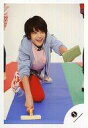 【中古】生写真(ジャニーズ)/アイドル/ジャニーズJr. ジャニーズJr./金指一世/全身・膝立ち・衣装ピンク赤・両手コテバケ/17秋 ジャニーズJr.「JOHNNYS’ YOU&ME IsLAND」パンフ&グッズ撮影オフショット/公式生写真