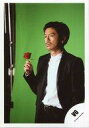 【中古】生写真(ジャニーズ)/アイドル/V6 V6/森田剛/上半身・衣装白黒・右手バラ・体左向き/アルバム「The ONES」ジャケ写&PV撮影オフショット/公...