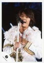 【中古】生写真(ジャニーズ)/アイドル/NEWS NEWS/手越祐也/ライブフォト・衣装白.金・羽根飾り・右手マイクスタンド・左手胸元・口開け/公式生写真