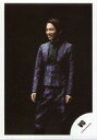【中古】生写真(ジャニーズ)/アイドル/V6 V6/三宅健/膝上・衣装紫・両手下・背景黒/アルバム「The ONES」ジャケ写&PV撮影オフショット/公式生写真