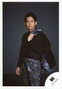 【中古】生写真(ジャニーズ)/アイドル/V6 V6/岡田准一/膝上・衣装黒紫・左手ジャケット・体やや左向き・背景グレー/アルバム「The ONES」ジャケ写&P...