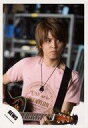【中古】生写真(ジャニーズ)/アイドル/NEWS NEWS/手越祐也/上半身・衣装ピンク・Tシャツ・両手ギター・目線右/公式生写真