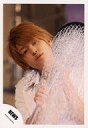 【中古】生写真(ジャニーズ)/アイドル/NEWS NEWS/手越祐也/バストアップ・衣装白・両手シャワー・首かしげ/公式生写真