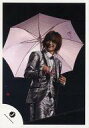 【中古】生写真(ジャニーズ)/アイドル/Kis-My-Ft2 Kis-My-Ft2/宮田俊哉/ライブフォト・膝上・衣装銀・右手傘・目線左・背景黒/公式生写真