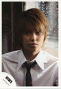 【中古】生写真(ジャニーズ)/アイドル/NEWS NEWS/手越祐也/バストアップ・シャツ白・ネクタイ・目線左・背景窓/公式生写真