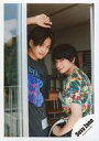 【中古】生写真(ジャニーズ)/アイドル/Sexy Zone SexyZone/中島健人・菊池風磨/上半身・衣装グレーカラフル・菊池右手窓・中島左手ポケット/「ぎゅっと」PV撮影オフショット/公式生写真