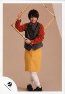 【中古】生写真(ジャニーズ)/アイドル/Mr.King vs Mr.Prince Mr.King vs Mr.Prince/岩橋玄樹/全身・衣装黒赤黄・蝶ネクタイ・両手で額縁・足交差・目線右・背景ベージュ/公式生写真