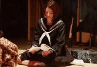 【中古】生写真(乃木坂46)/アイドル/乃木坂46 橋本奈々未/横型・全身・座り・衣装黒白・制服・両手冊子・目線下/映画「超能力研究部の3人」オフショット生写真