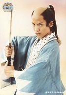 楽天市場 中古 生写真 男性 俳優 D2 阿久津愼太郎 沖田総司 上半身 衣装水色 両手刀 背景白 Tv 局中法度 公式生写真 ネットショップ駿河屋 楽天市場店