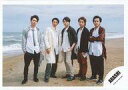 【中古】生写真(ジャニーズ)/アイドル/嵐 嵐/集合(5人) /横型・衣装白黒赤・センター櫻井・松本両手ポケット・背景海/アルバム“「untitled」”PV&ジャケ写撮影オフショット/公式生写真