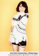 【中古】生写真(ハロプロ)/アイドル/°C-ute °C-ute/矢島舞美/膝上・衣装白黒・左手右腕・背景黄/°C-ute Cutie Circuit 2010 〜会いたいロンリークリスマス〜