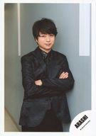 【中古】生写真(ジャニーズ)/アイドル/嵐 嵐/櫻井翔/上半身・衣装黒・腕組み/アルバム“「untitled」”PV＆ジャケ写撮影オフショット/公式生写真