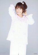 【中古】生写真(AKB48・SKE48)/アイドル/AKB48 浦野一美/膝上・衣装ピンク白・パジャマ・両手上げ/公式生写真