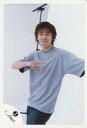 【中古】生写真(ジャニーズ)/アイドル/ジャニーズJr. ジャニーズJr./良知真次/膝上・シャツグレー・ジーンズ・指差し・照明器具/公式生写真