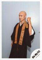 【中古】生写真(ジャニーズ)/アイドル/Kis-My-Ft2 Kis-My-Ft2/宮田俊哉/膝上・衣装黒・左手グー/「舞祭組の、わっ!」PV＆ジャケ写撮影オフショット/公式生写真