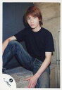 【中古】生写真(ジャニーズ)/アイドル/ジャニーズJr. ジャニーズJr./良知真次/全身(足見切れ)・シャツ黒・ジーンズ・座り/公式生写真