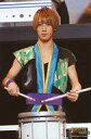 【中古】生写真(ジャニーズ)/アイドル/ジャニーズJr. ジャニーズJr./森継亮太/ライブフォト・上半身・衣装黒青紫・半被・両手スティック・ドラム・2Lサイズ...