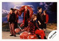 生写真(ジャニーズ)/アイドル/KAT-TUN KAT-TUN/集合(6人)/横型・全身・前列センター亀梨・座り・後列センター田口・赤西サングラス・背景青・ハートのオブジェ/公式生写真