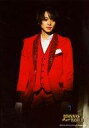 【中古】生写真(ジャニーズ)/アイドル/A.B.C-Z A.B.C-Z/戸塚祥太/ライブフォト・膝上(足消え)・衣装赤・白シャツ・両手下・体正面・目線右・背景黒...