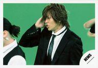 【中古】生写真(ジャニーズ)/アイドル/NEWS NEWS/山下智久/横型・上半身・スーツ・体左向き・右手頭・背景緑/公式生写真(3.0)