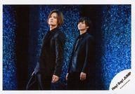 【中古】生写真(ジャニーズ)/アイドル/Hey! Say! JUMP Hey! Say! JUMP/岡本圭人・薮宏太/横型・膝上・衣装黒・体左向き/「White Love」PV＆ジャケ写撮影オフショット/公式生写真